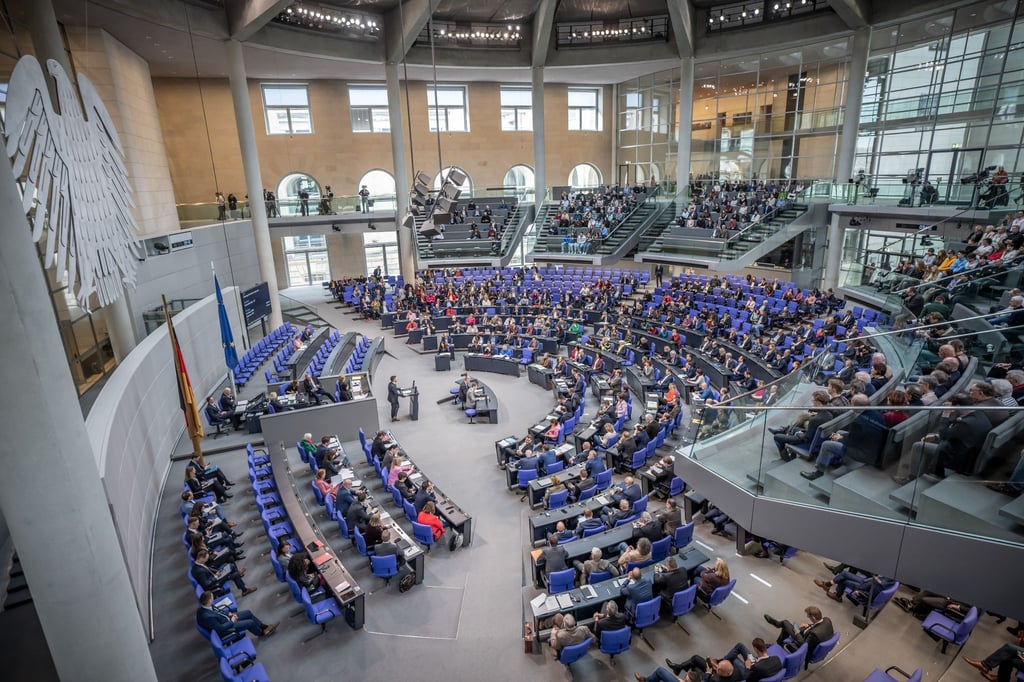 Parlamentarier debattieren im Bundestag. Es gibt einen Trend: immer mehr „Denglisch“, also das Mischen von deutscher und englischer Sprache.