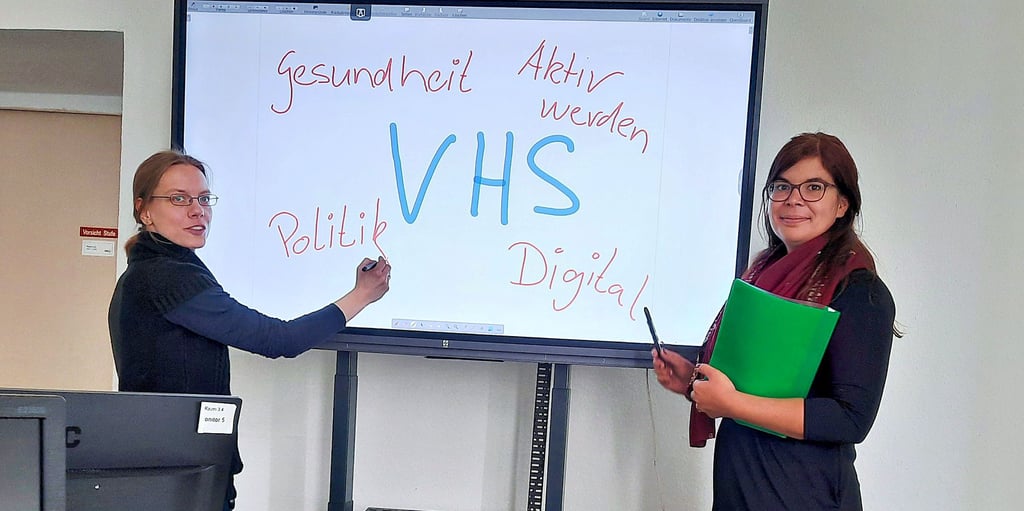 Katja Klammer (links) und Tanja Pudelko organisieren Kurse und entwickeln Ideen für neue Angebote an der Volkshochschule.
