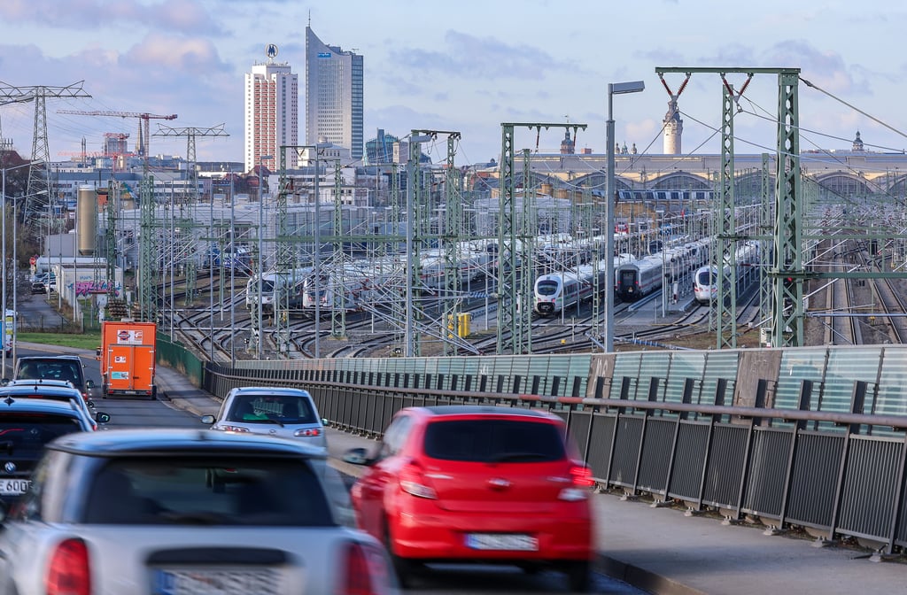 Zahlreiche Fernzüge stehen auf dem Gelände vor dem Leipziger Hauptbahnhof. Der Autoverkehr rollt weiter.