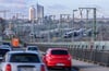 Zahlreiche Fernzüge stehen auf dem Gelände vor dem Leipziger Hauptbahnhof. Der Autoverkehr rollt weiter.