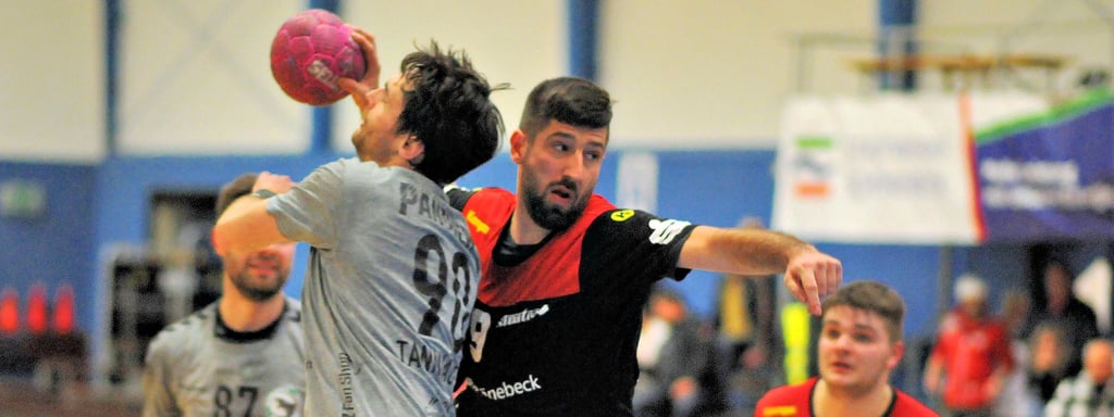 Mit all seiner Erfahrung und den fünf erzielten Treffern hatte Schönebecks Marvin Ernst (am Ball) erheblichen Anteil am Heimerfolg der SG Lok gegen den USV Halle II.