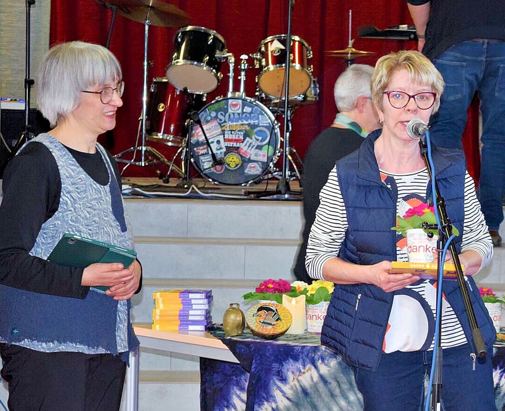 Pfarrerin Karen Simon-Malue (l.) hatte der Erxleber Schulsekretärin ein Dankeschön für ihre Schule überreicht. Heidrun Pröttel versprach, in der Schule von dem gelungenen Tag zu berichten.