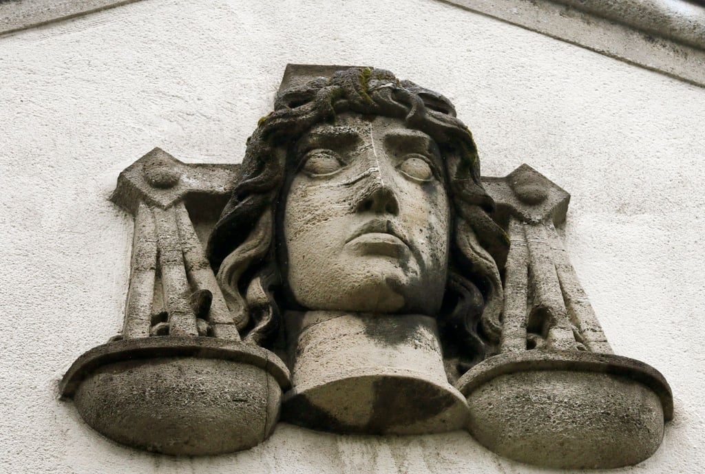 Eine Justitia-Büste an der Fassade des Landgerichts in Krefeld, wo sich eine 14-Jährige wegen versuchten Totschlags verantworten muss.