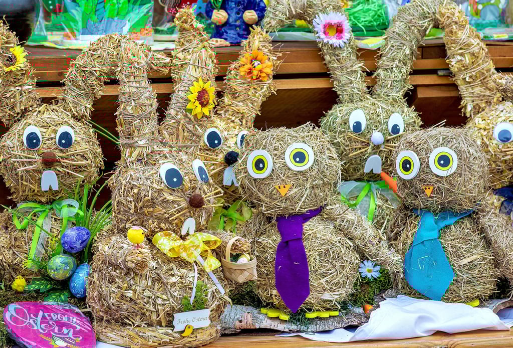 Aus Stroh fertigt die Köthenerin Jaqueline Ganß niedliche Osterfiguren. Das kam beiden Besuchern gut an.