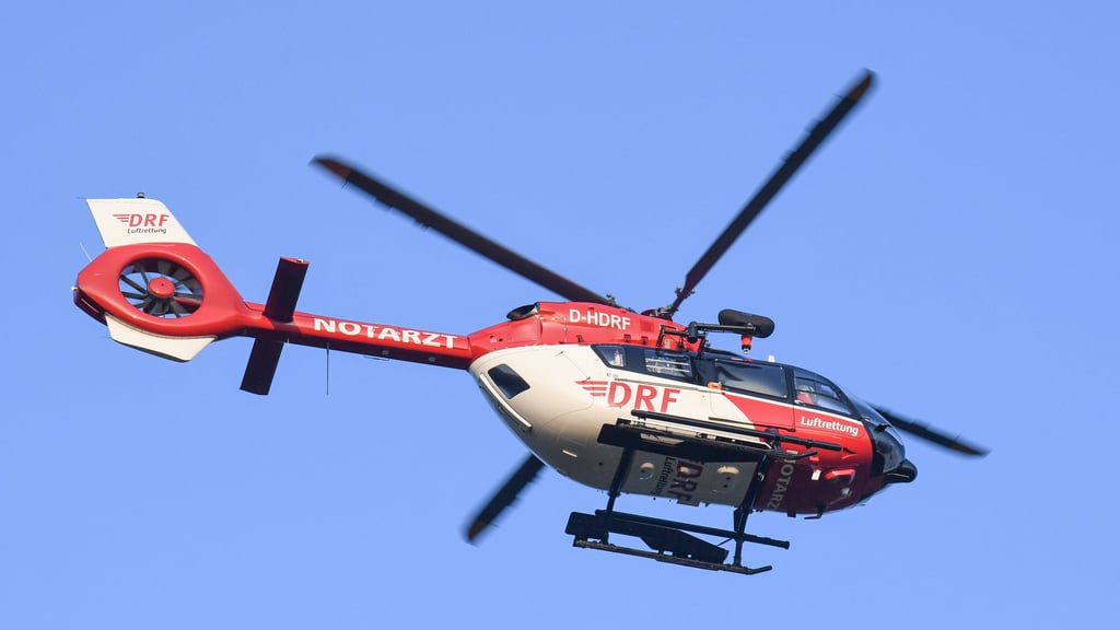 Ein Rettungshubschrauber mit Notarzt auf dem Weg zu einem medizinischen Notfall.