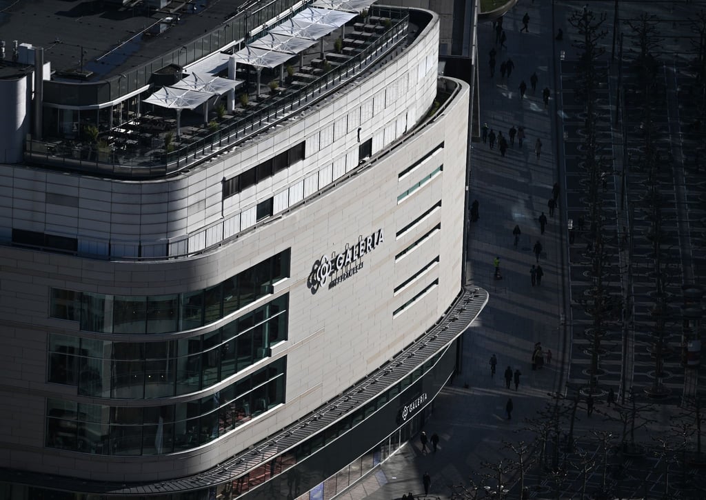 Die Sonne fällt auf die Fassade des Kaufhauses Galeria Hauptwache an der Einkaufsstraße Zeil in Frankfurt.