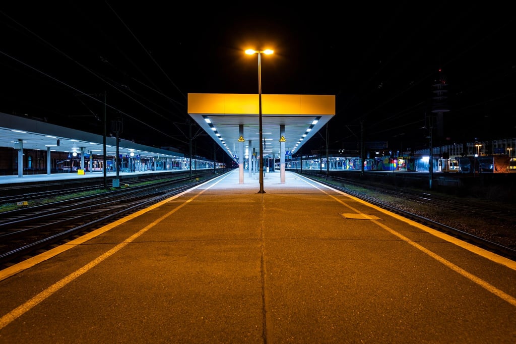 Menschenleer sind Bahnsteige auch hier im Hauptbahnhof von Hannover.