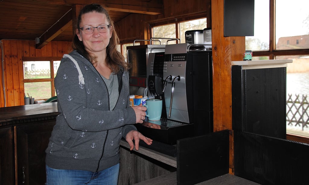 Die Mehmkerin Tanja Poppe hat sich in den Ahlumer See verliebt und öffnet dort am 1. April das neue Bootshaus. Besucher dürfen sich auf einen Imbiss und Getränke, Kaffee und Kuchen am Wochenende und verschiedene Veranstaltungen freuen.