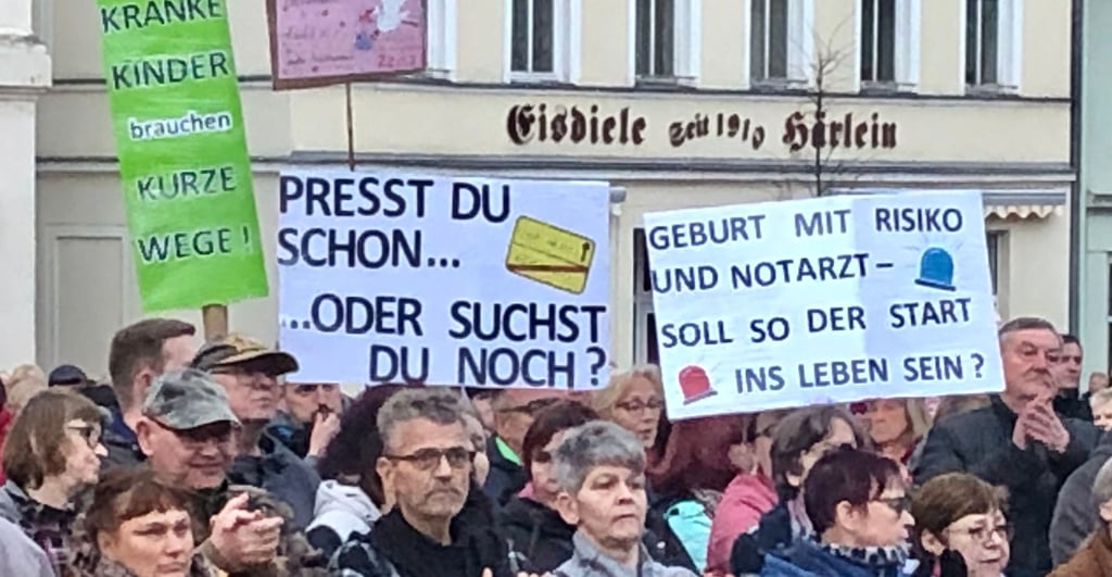 Rund 1.000 Zeitzer protestierten bei der jüngsten Kundgebung auf dem Altmarkt gegen die geplante Schließung von Geburtshilfe und Kinderstation im Zeitzer SRH-Klinikum.