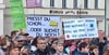 Rund 1.000 Zeitzer protestierten bei der jüngsten Kundgebung auf dem Altmarkt gegen die geplante Schließung von Geburtshilfe und Kinderstation im Zeitzer SRH-Klinikum.  