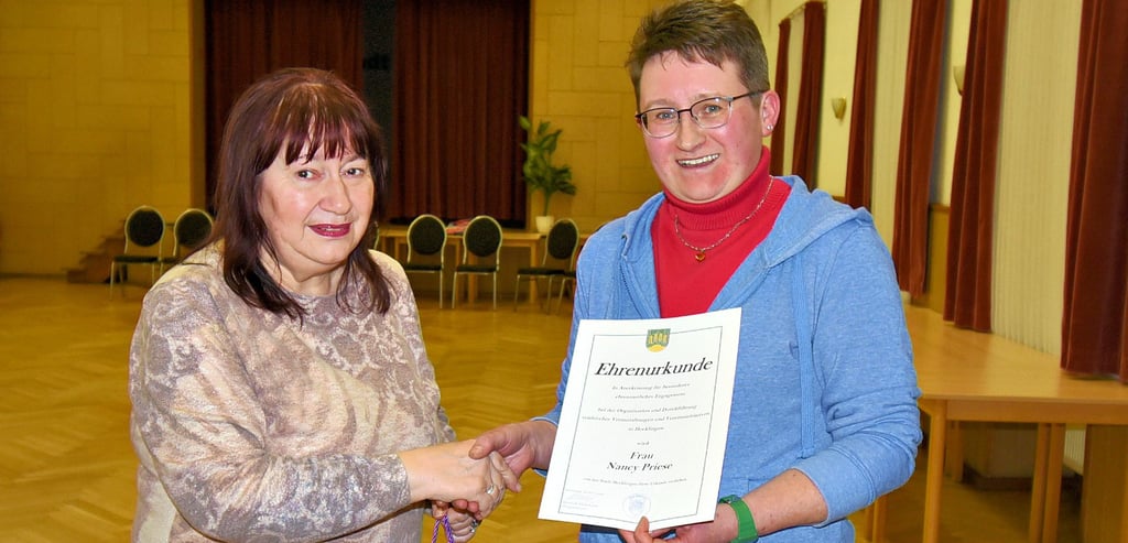 Hecklingens Ortsbürgermeisterin Heidemarie Hoffmann (l.) gratuliert der Unternehmerin Nancy Priese zu ihrer Auszeichnung.