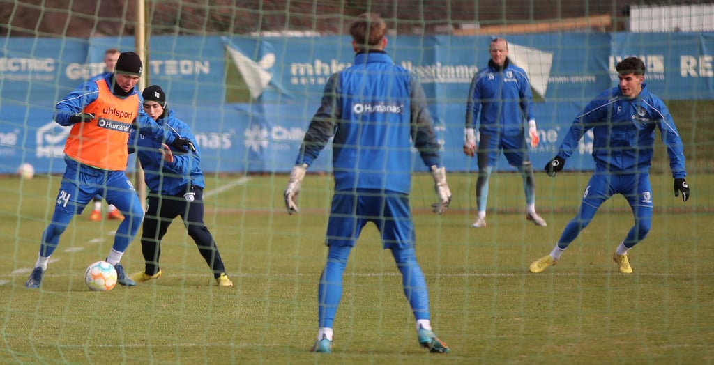 Nach drei Tagen, an denen die Profis individuell arbeiteten, kehrten sie am Montag auf den Trainingsplatz zurück.