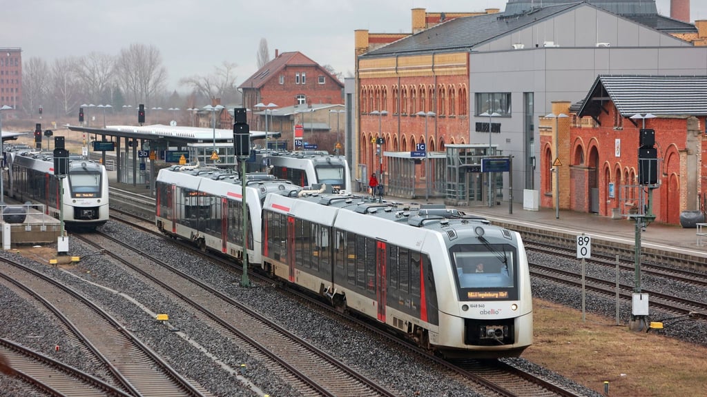Ein Regionalexpress des Bahnunternehmens Abellio verlässt einen Bahnhof.