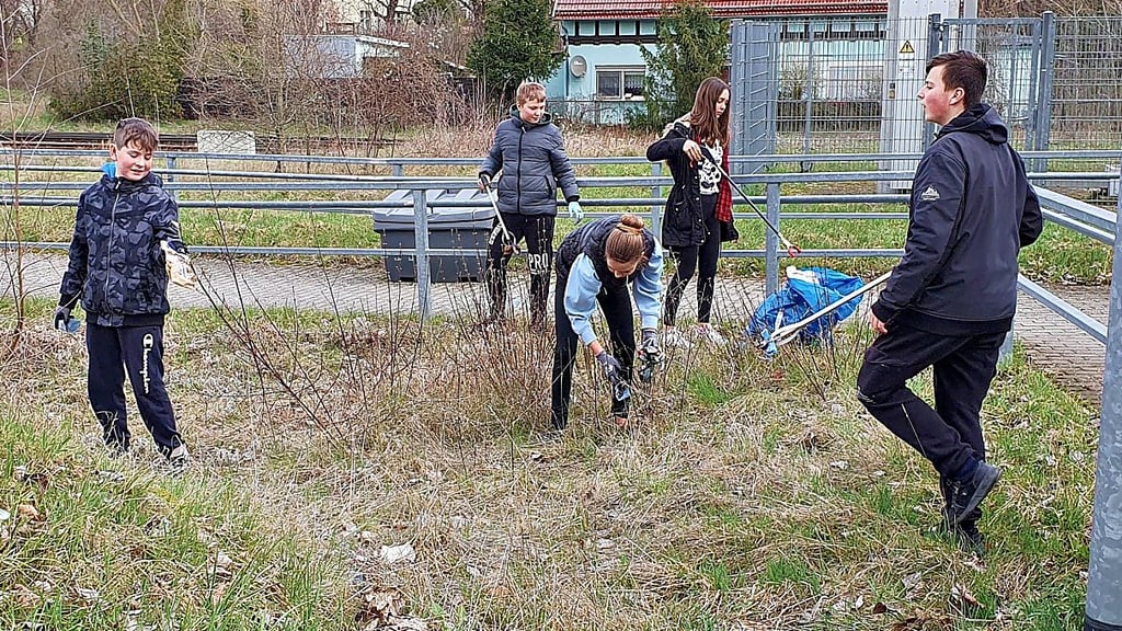 Besucher des Jugendclubs gehören am Bahnhof und Supermarkt zu den emsigsten Helfern der Interessengemeinschaft.