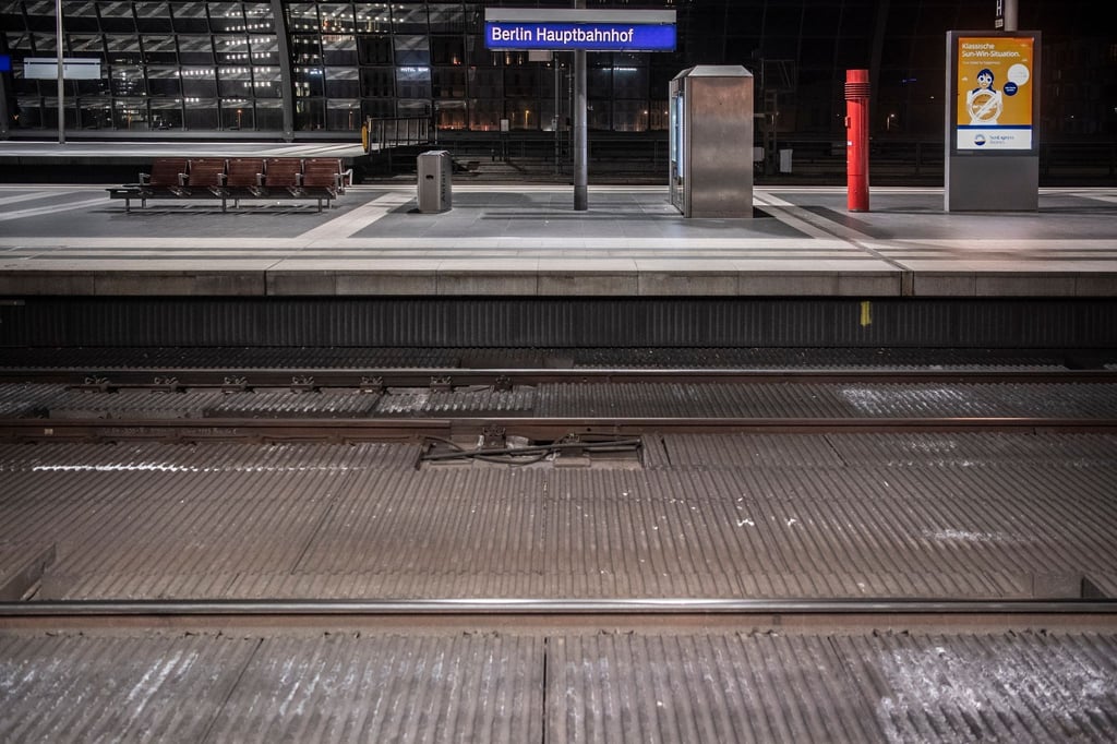 Verwaist ist ein Bahnsteig im Hauptbahnhof Berlin beim bundesweiten Warnstreik im Verkehrssektor. Mit einem groß-angelegten bundesweiten Warnstreik haben die Gewerkschaften EVG und Verdi am Montag weite Teile des öffentlichen Verkehrs lahmgelegt.