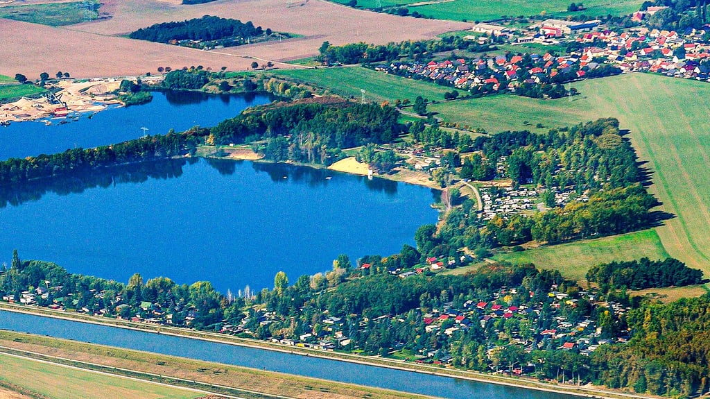 Der Jersleber See von oben. In der Mitte rechts ist der Campingplatz zu erkennen, auf den Barleben ein neues Sanitärgebäude errichten will. Doch die Fächen gehören der Niederen Börde.