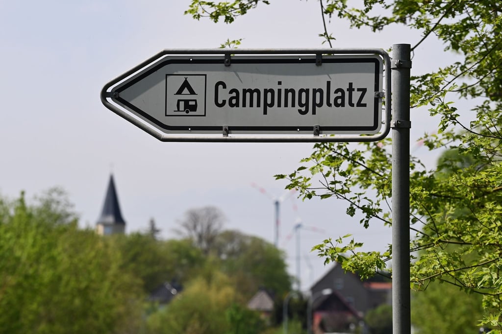 Ein Schild weist den Weg zu einem Campingplatz.