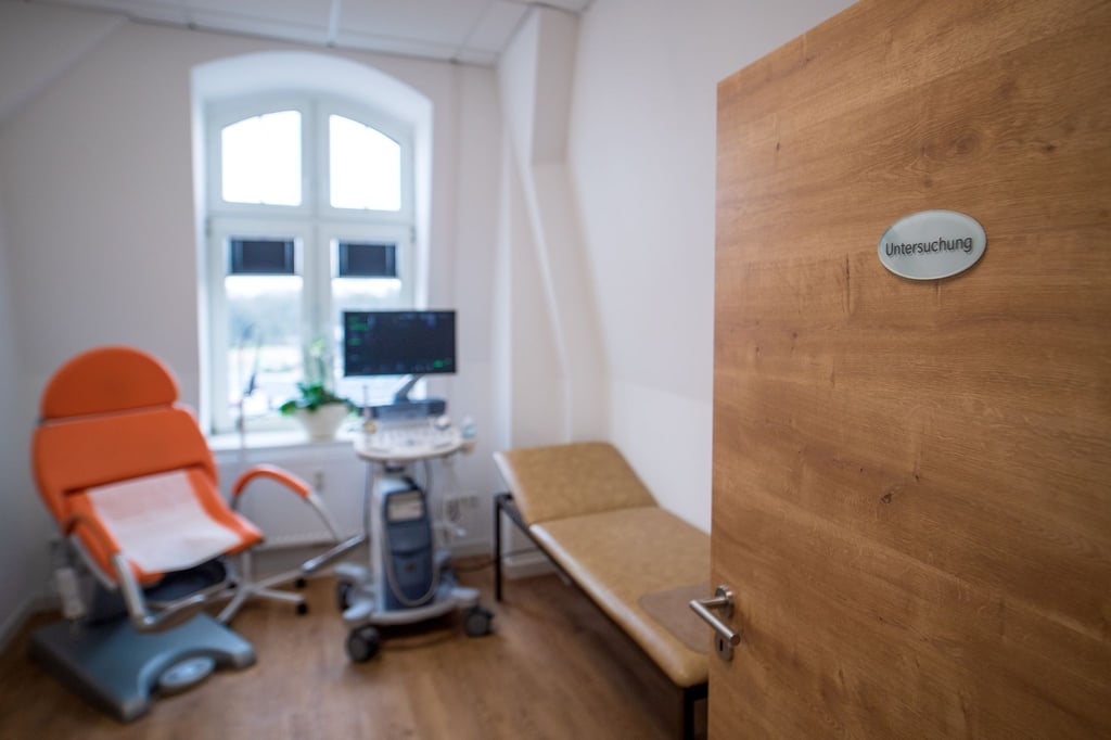 Untersuchungszimmer der Gynäkologie. Die Zahl der Schwangerschaftsabbrüche ist gestiegen.
