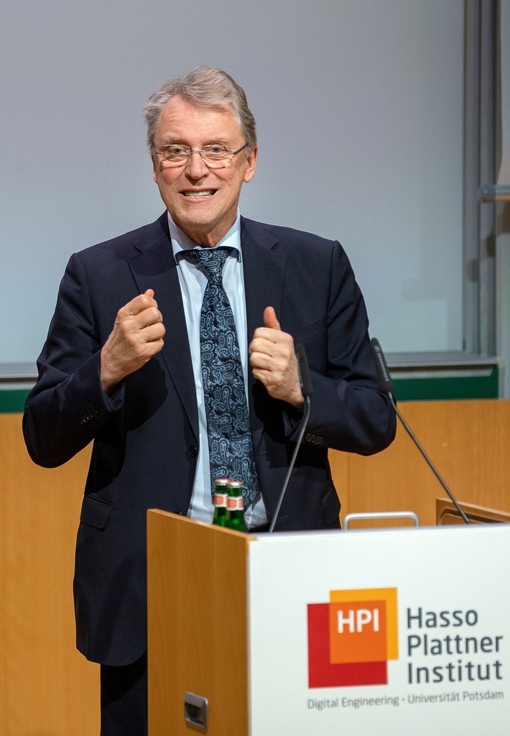 Prof. Dr. Christoph Meinel, Direktor des Hasso-Plattner-Instituts (HPI) spricht bei einer Veranstaltung.