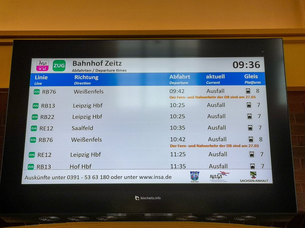 Die elektronische Anzeige in der Zeitzer Bahnhofshalle am Montagvormittag.
