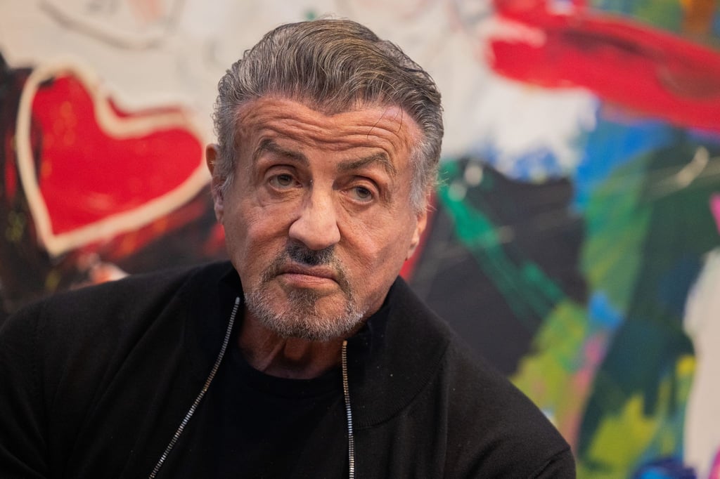 Sylvester Stallone im Dezember 2021 im Osthaus Museum Hagen vor einem seiner Gemälde.