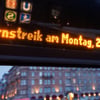 "Warnstreik am Montag 27.03." steht auf der Anzeigetafel einer Bushaltestelle. Mit einem großangelegten bundesweiten Warnstreik haben die Gewerkschaften EVG und Verdi am Montag weite Teile des öffentlichen Verkehrs lahmgelegt.