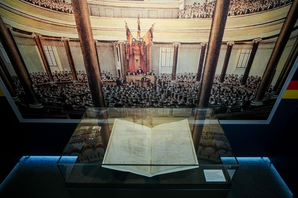 Die fragile und wertvolle Originalurkunde der Reichsverfassung ist im Reichstagsgebäude ausgestellt.