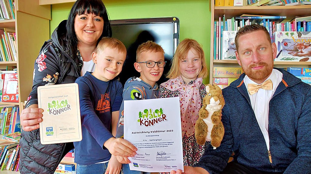 Flechtingens Verbandsgemeinde-Bürgermeister Tim Krümmling überreicht die Urkunde „Waldkönner“ an Kita-Leiterin Kristina Stottmeister (v.l.), Fin, Lounis und Lou-Ann. Das Schild mit dem Titel soll in den nächsten Tagen gut sichtbar am Kita-Eingang angebracht werden.
