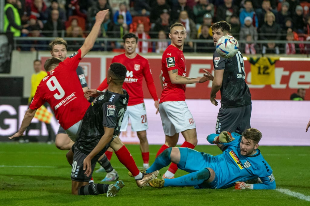 Sebastian Müller (l.) verpasst in dieser Szene das 3:2.