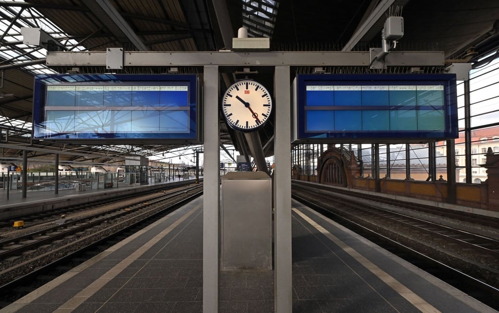 Menschenleer sind die Bahnsteige im Erfurter Hauptbahnhof.