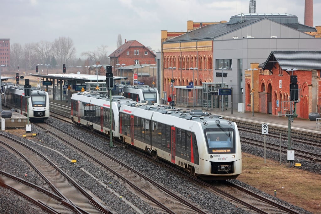 Ein Regionalexpress des Bahnunternehmens Abellio verlässt einen Bahnhof.