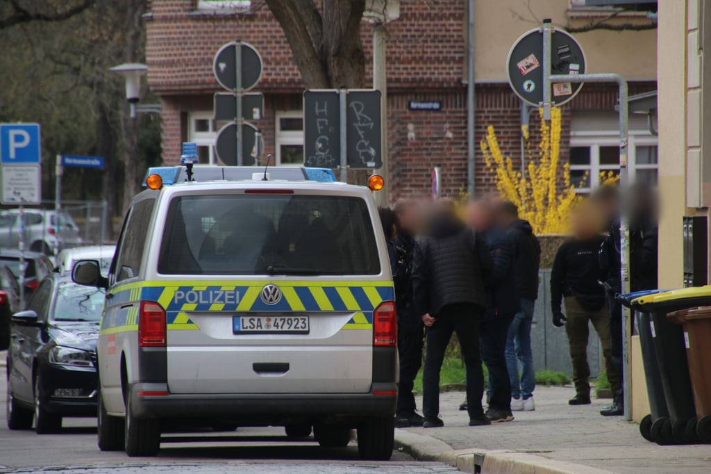 In der Breite Straße hat die Polizei mehrere beteiligte Personen gestellt.