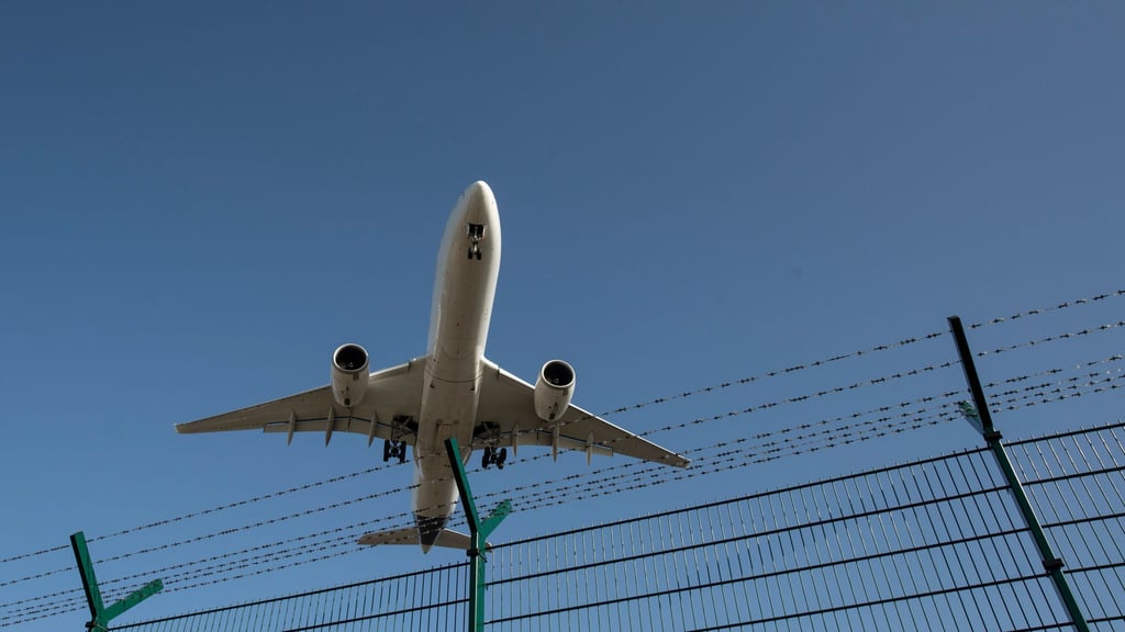Ein Flugzeug bei der Landung.