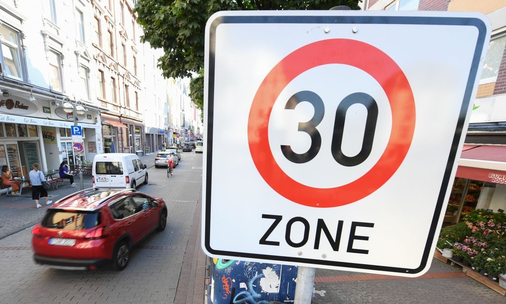 Ein Verkehrsschild weist auf eine Tempo-30-Zone hin.