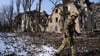 Ein ukrainischer Soldat vor einem zerstörten Wohnhaus in der ostukrainischen Stadt Awdijiwka.