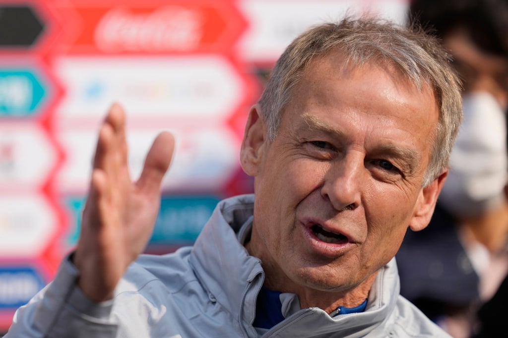 Jürgen Klinsmann (r.), neuer Nationaltrainer von Südkorea, kann auch das zweite Spiel gegen Uruguay nicht gewinnen.