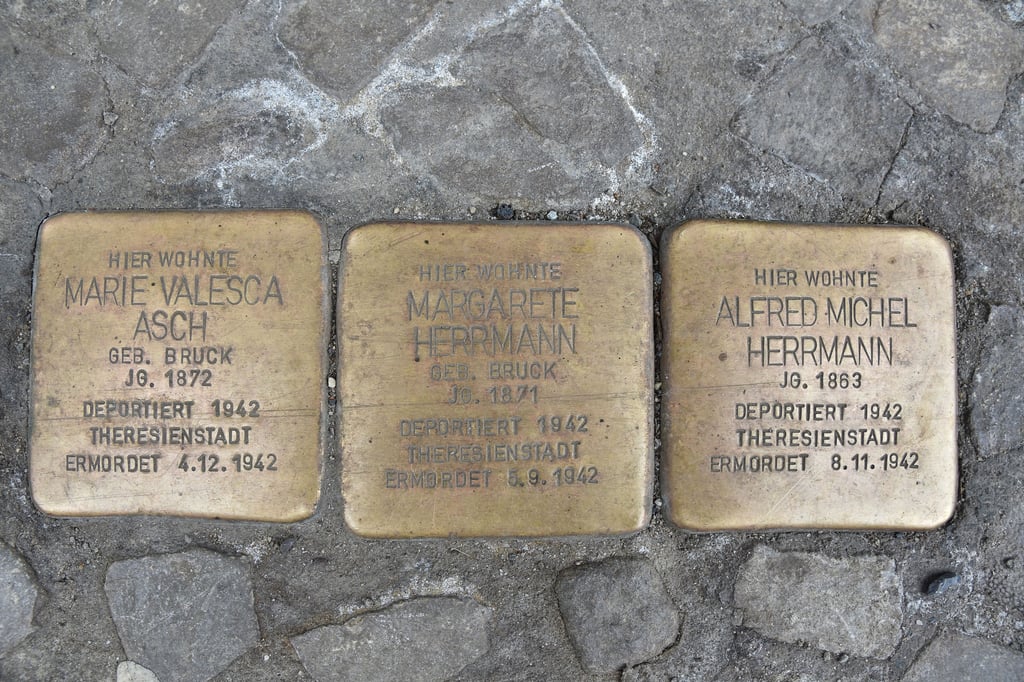 Im Schneidersgarten liegen Stolpersteine für Margarete und Alfred Michael Herrmann sowie für Marie Valesca Asch.