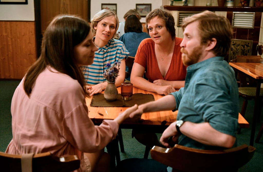 Die Freundinnen Melanie (Annett Sawallisch, 3.v.l.), Anja (Alina Levshin) und Lydia (Claudia Eisinger, l) treffen in der Dorfkneipe auf Pastor Knut (Benjamin Kramme).