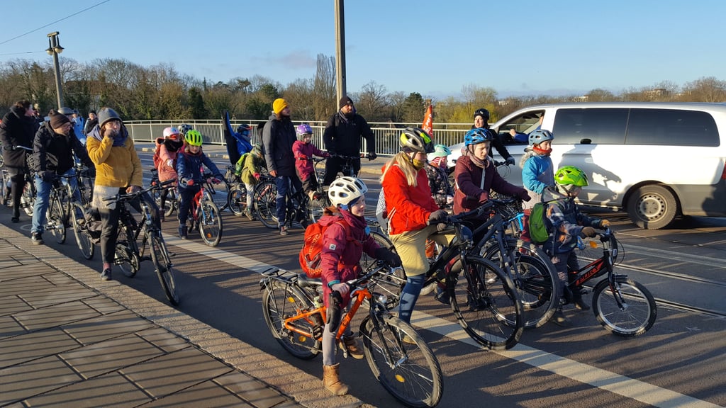 Fast am Ziel angelangt: Die Fahrradinitiative für mehr Verkehrssicherheit in Halle legt eine kurze Verschnaufpause auf der Giebichenstein-Brücke ein.