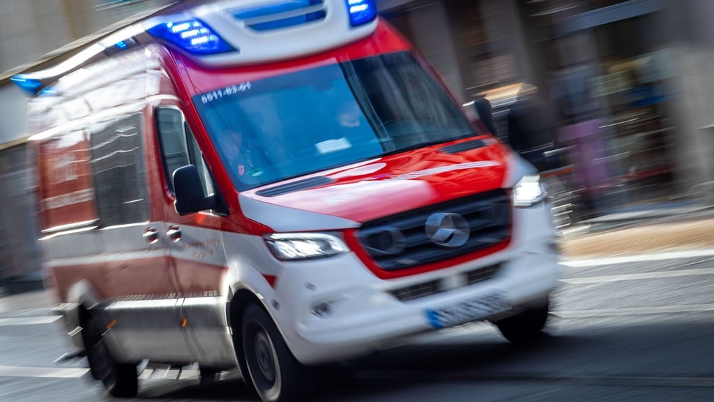 Ein Rettungswagen ist mit Blaulicht im Einsatz.