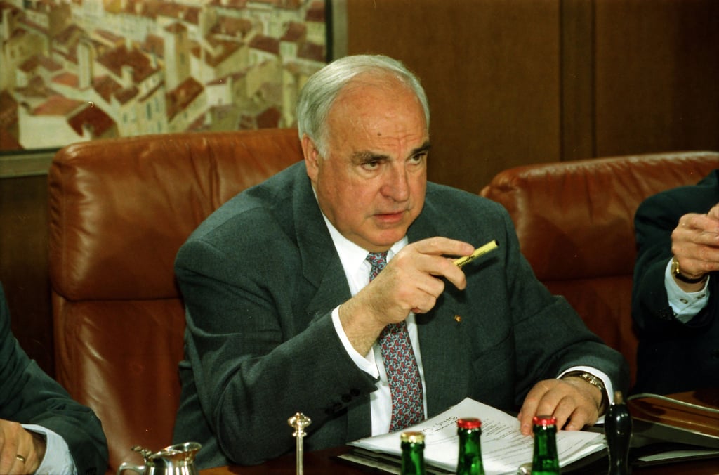Bundeskanzler Helmut Kohl leitet in den 90er Jahren die Kabinettsitzung im Bundeskanzleramt in Bonn.