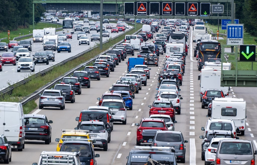 PKW und Reisebusse stehen auf der Autobahn A8 Richtung Norden im Stau. Ob nach 2035 in relevanter Zahl Verbrenner zugelassen werden, ist völlig offen.