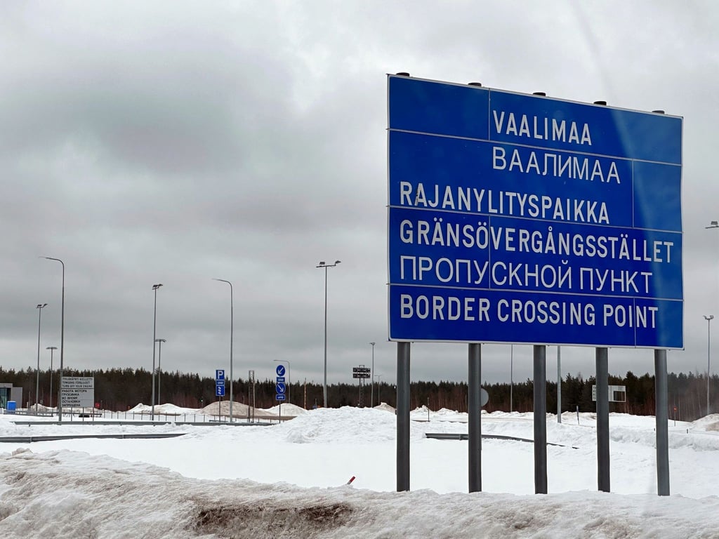 Ein Schild weist auf den Grenzübergang von Finnland nach Russland hin.