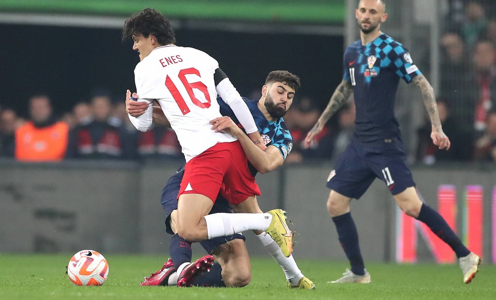 RB-Abwehrspieler Josko Gavrdiol im Infight mit dem Türken Enes Unal