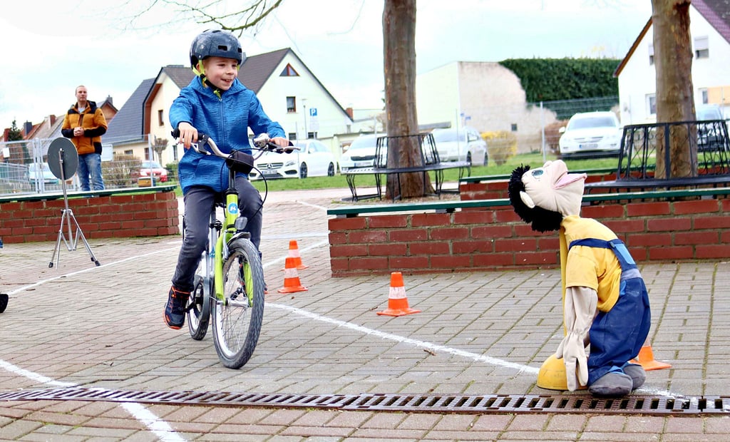Verkehrserziehung in der Grundschule „Friedrich Loose“ in Großmühlingen: Hier lernen die Kids, dass sie klingeln sollen wenn sie sich mit andere Verkehrsteilnehmern den Weg teilen.