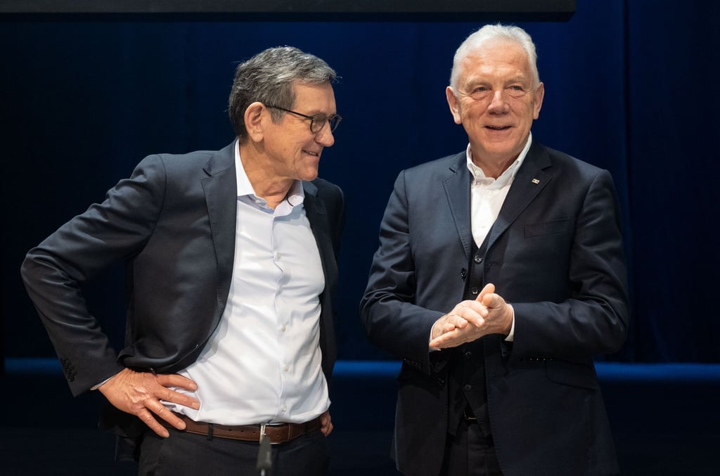 Reinhold Geilsdörfer (l), Geschäftsführer der Dieter Schwarz Stiftung, und Harry Mergel, Oberbürgermeister der Stadt Heilbronn, nehmen an einer Pressekonferenz zur Vorstellung des Gewinnerentwurfs für einen KI-Park teil.