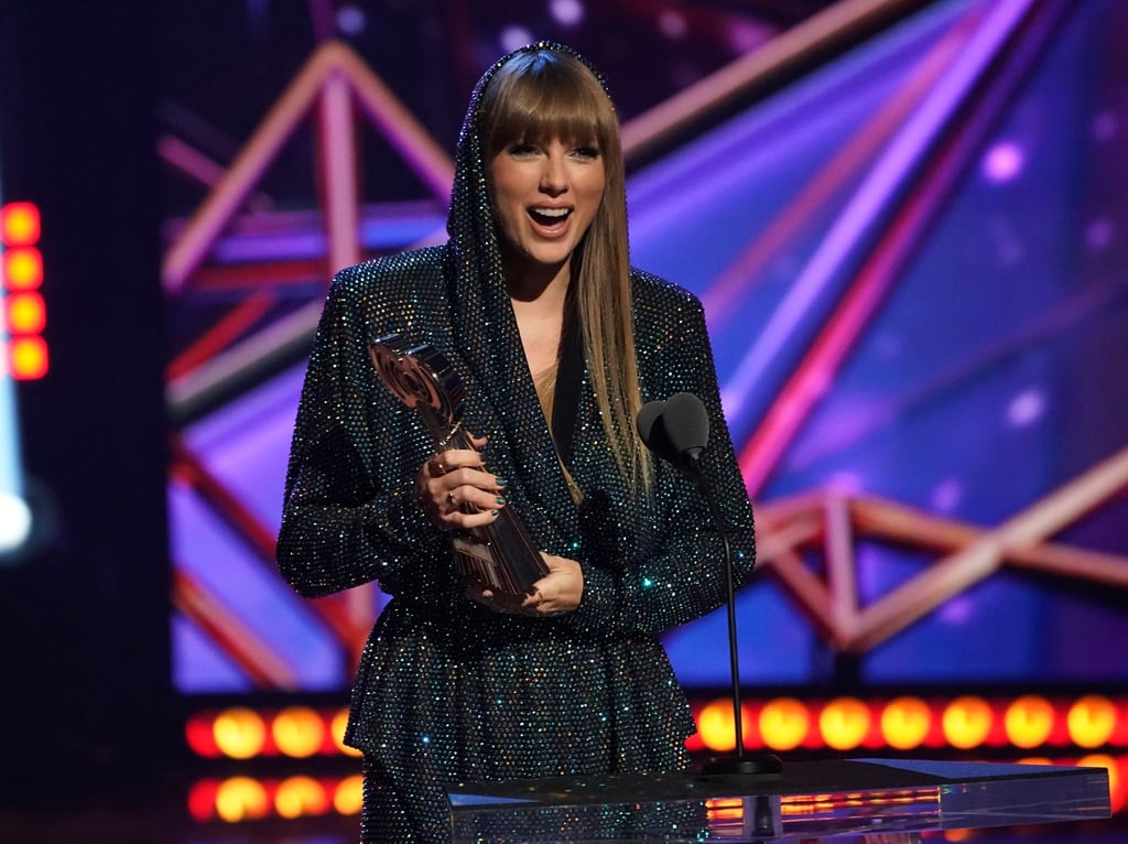 Taylor Swift mit dem Preis für den Song des Jahres bei den iHeartRadio Music Awards in Los Angeles.