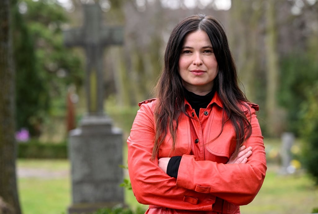 Schauspielerin Anna Fischer bei einem Fototermin auf einem Friedhof.