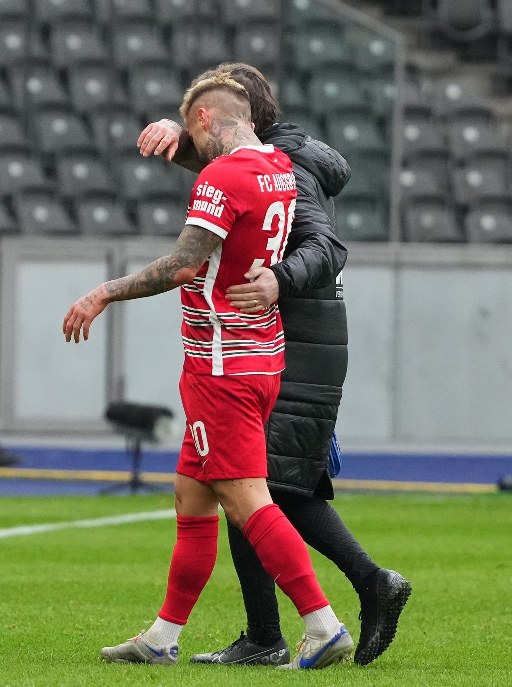 Augsburgs Niklas Dorsch fällt in dieser Saison zum wiederholten Male aus.