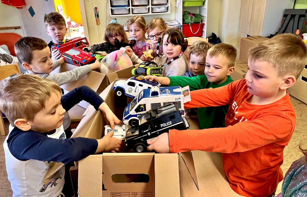 Aufregung in der Ilberstedter Kita „Pusteblume“: Die Kinder der Vorschulgruppe packen ihr Spielzeug in Umzugskisten, denn bald geht es in die Räume der neugebauten Kita am alten Gutshof. Da dürfen die Lieblingsspielzeuge nicht fehlen.